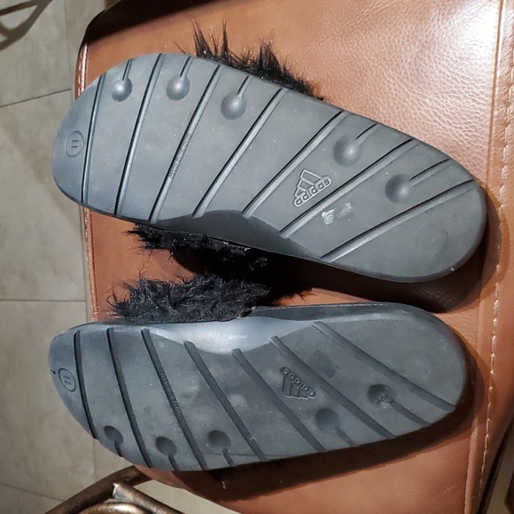 Mens Size 11 Adidas Black Slides Furry Fuzzy Sandals Shoes - Picture 2 of 4